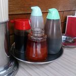 三幸軒 - 卓上の調味料