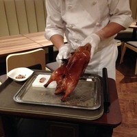 China Four Seasons 六本木店 - 目の前で切り分けてくれます。