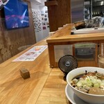 人類みな麺類 - 店内奥のカウンター席