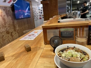 人類みな麺類 - 店内奥のカウンター席