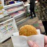 肉のやまじん - コロッケ１つはすぐ食べる