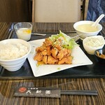 大新園 - ランチ　油淋鶏900円(御飯、スープ、御新香、小鉢、デザート付き)
