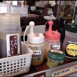 いきなりステーキ - カウンター上の調味料