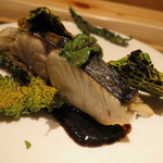 神保町 傳 - 鰆の燻し焼き、黒キャベツ