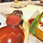 ラ・ベ - 蝦夷鹿背肉ロティ
      　　蕪とビーツ　ジャマイカンペッパー　カシスと黒ニンニク　ポワヴラードソース