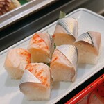 喜寿司 - 昔の仕事の手綱寿司。中に芝海老の朧が潜みます