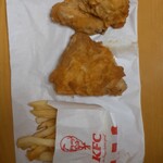 ケンタッキーフライドチキン - オリジナルチキンとポテト(ちょっと食べました)