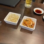 炭火焼肉 にく式 - もやしナムルとキムチ