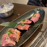 炭火焼肉 にく式 - 左から　上ハラミ　カイノミ　上カルビ
