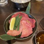炭火焼肉 にく式 - 左から　上タン　並タン