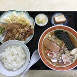 十一屋食堂 - 焼肉定食(本日の日替り)とラーメン付きセット 900円