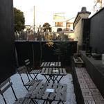 HAGI CAFE  - テラス席と墓地