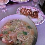 餃子の王将 - 皿うどん525円と餃子(無料券を使って)
            皿うどんはかなりの量です！食べきれなかった(ToT)