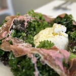 ファカロー ピッツァ ギャラリー - 彩り野菜と生ハムのミックスサラダ+ブッラータチーズ