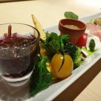 海人 - 加賀野菜たち。
                契約農家さんから直接仕入れているらしく、マーケットには出回ってないと。
                手前のグラスに入っている紫色は、「きんじ草」とか。
                初めて耳にしました(*_*)