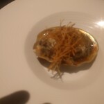 アシェット・ド・マコ - アワビの上にネギの細切りを揚げたもの　アワビには透明のとろみのあるソースがかかってた　鰹のダシの味もしたような　違ってたらすいません　もちろんとっても美味しい