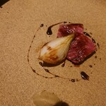 アシェット・ド・マコ - 玉ねぎがとても甘い　お肉は味がはっきりしないあっさり味ソースで　いただいた感じ