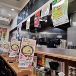 せい家 武蔵境店 - カウンターがずらり。春の期間限定のきゃべつラーメンも気になります