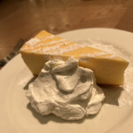 Peter Luger Steak House Tokyo - チーズケーキも、めちゃくちゃうま甘い✨こんなに食べ応えあって、ハーフサイズだなんてΣ('◉⌓◉’)