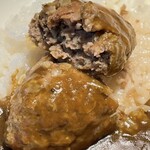 INTERLAKEN - ハンバーグカレーの自家製ハンバーグ