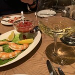 Peter Luger Steak House Tokyo - シュリンプカクテルと白ワイン。最高でしかない。