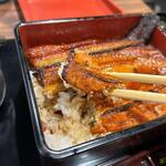 Unagi No Naruse - 料理は日本うなぎを関東風にふっくらと蒸しあげて焼き上げ、関西風のカリッとした香ばしさも楽しめる独自の料理方法をとられてます。
                       