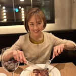 Peter Luger Steak House Tokyo - 肉食獣が、骨周りの肉に取り組む姿。この後、こちらの肉食獣は、結局手づかみで行きます。