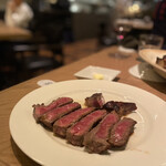 Peter Luger Steak House Tokyo - これ以上ないって言う位の完璧な焼き加減！断面から肉汁が浮かび上がってます。