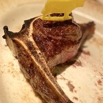 Peter Luger Steak House Tokyo - 骨周りのお肉。ジューシーで脂が甘い！ビジュ力がエグ。