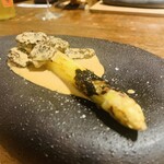 HAGI - ⑪【ホワイトアスパラ、モリーユ茸】
       ★ ホワイトアスパラの炭火焼き、モリーユ茸（=アミカサ茸）、ブールブランソース