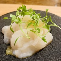 HAGI - ④【河豚、チーズ】
                       ★ 河豚（湯引き？）、朝搾りミルクのチーズ、フィンガーライム添え