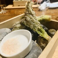 HAGI - ③【タラの芽】
                     ★ タラの芽のフリット+薪火仕上げ、ブレンド塩添え
