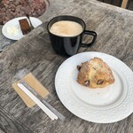 ピースフラワーマーケット＆カフェ - ホワイトクランベリースコーンとカフェ・オ・レ