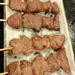 もつ焼き 涌谷 - レバー　250円/本、タン　250円/本