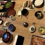 Ikkou - テーブルの上は、美味しいうなぎ料理でいっぱいです。