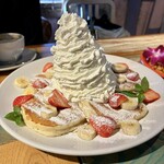 コナズ珈琲 江南店 - ストロベリー&バナナ ホイップパンケーキ（1,749円）
