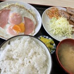 味里屋食堂 - ハムエッグ 定食／550円
            メンチカツ／450円