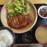 満マル - ランチ、サーロインステーキ定食880円ご飯味噌汁お替わり自由(2024.3.30)