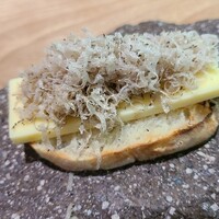 bb9 - ①自家製パンのブルスケッタ、自家製燻製バター(岡山県蒜山高原産ジャージー牛乳)載せ、削り黒トリュフ掛け【スペシャリテ①】
                    燻薫を纏とった濃厚なコクのあるバター、黒トリュフの豊潤な香りとのセッションが○