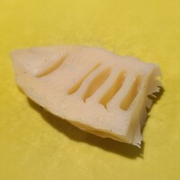 bb9 - ⑦熾火焼き白子筍(大阪貝塚木積産)
                      断面が瑞々しく潤っており、ホカホカでジューシー、上品な甘みと優しい旨みが口の中に拡がります
                      もう2品早く提供されていたらコースのバランスが良かったかな