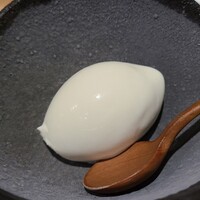 bb9 - ⑮燻製アイスクリーム【スペシャリテ③】
                    見た目ら普通のミルクアイスでコレが〆なの？と思ったら、口に入れると芳醇な燻香が拡がる
                    鼻を近付けても全然薫らないのに不思議、どうやって燻製したのかも不思議！