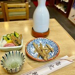 鮒兼 - 二合徳利にお新香に骨煎餅　晩酌セットの準備良し！