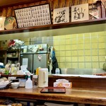 鮒兼 - 厨房は昔の相撲取りの手形などが飾られています　先代が好きだったんだよね