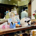 鮒兼 - 奥で背中を丸めて焼いているのが現在の店主　出前もしてくれます