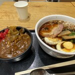 太田強戸PA フードコート - 黒醤油ラーメン+カレーセット。