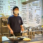 広島風お好み焼き ゆうか - お店の人が焼いてくれます。