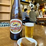 どてやき下條 - ビール大瓶 850円、お通し(無料サービス)