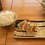 六長屋 - 餃子と白飯