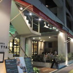 TRATTORIA  ARIETTA - お店も入り口も大きくて目立ちます