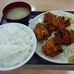 市場食堂秋葉屋 - 鶏のから揚げ定食（８００円）